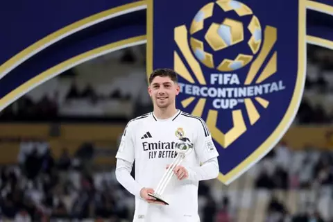 فالفيردي: فينيسيوس يستحق جائزة أفضل لاعب بالعالم.. وأنشيلوتي فاز بكل شيء